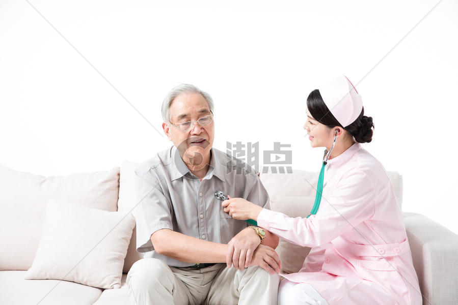 护士给老人测心率图片素材免费下载