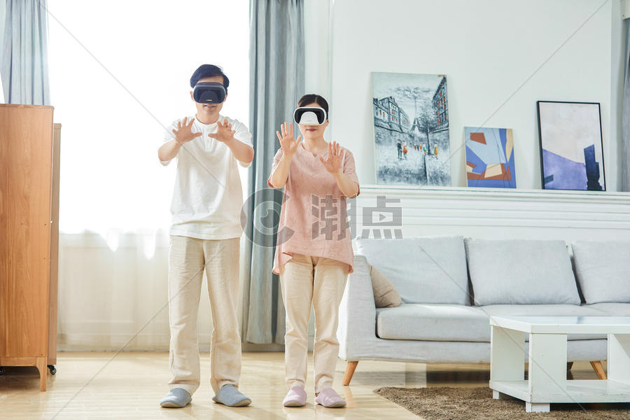 中年夫妻体验VR图片素材免费下载