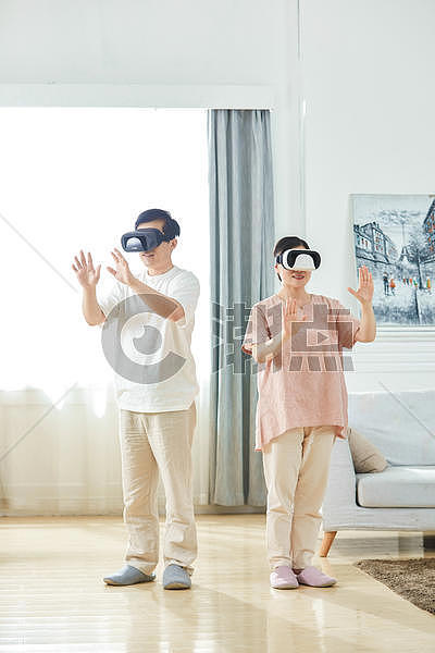 中年夫妻体验VR图片素材免费下载