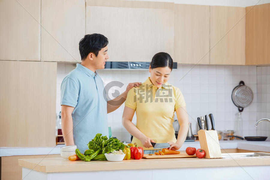 中年夫妇厨房做菜图片素材免费下载
