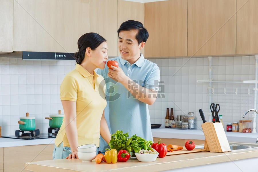 中年夫妇厨房生活图片素材免费下载