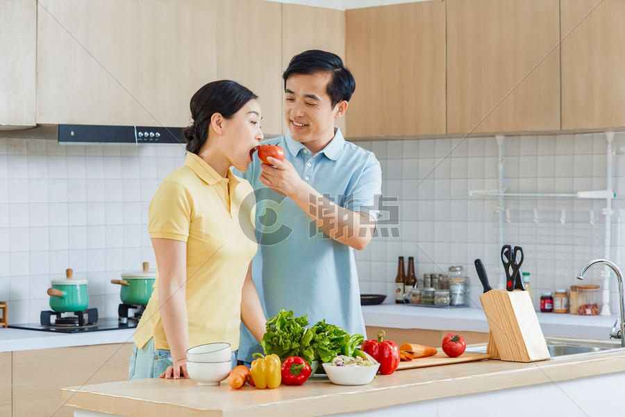 中年夫妇厨房生活图片素材免费下载