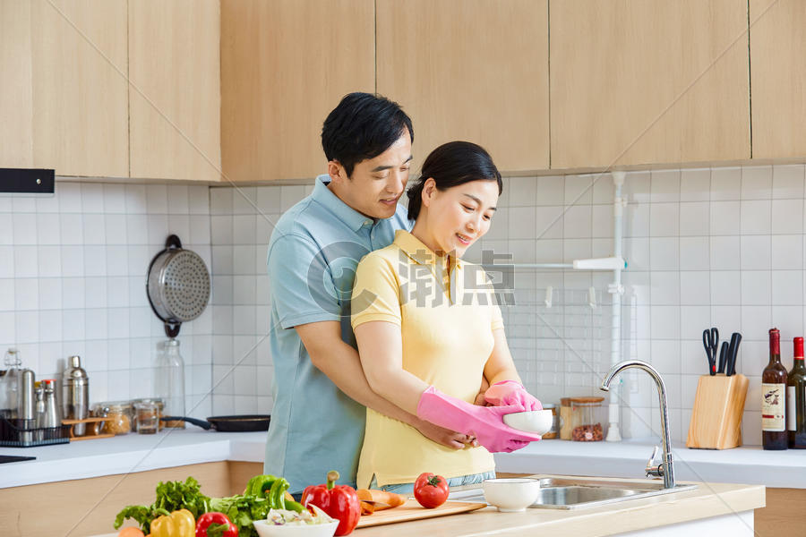 中年夫妇厨房洗碗图片素材免费下载