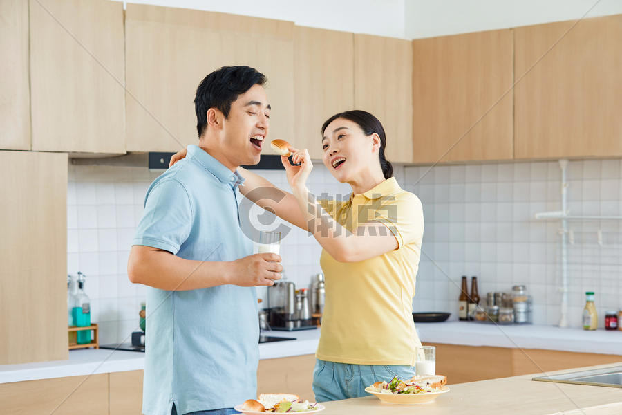中年夫妇厨房吃早餐图片素材免费下载