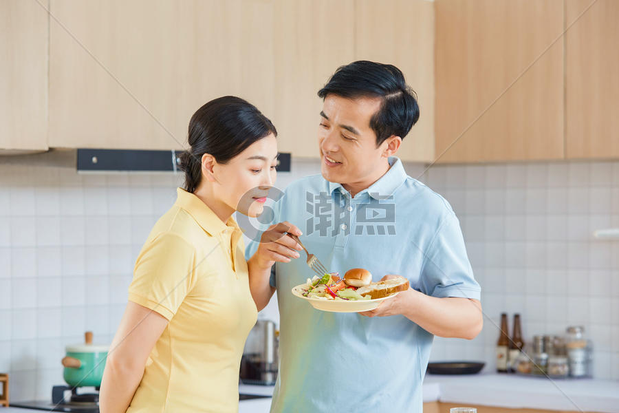 中年夫妇厨房吃早餐图片素材免费下载