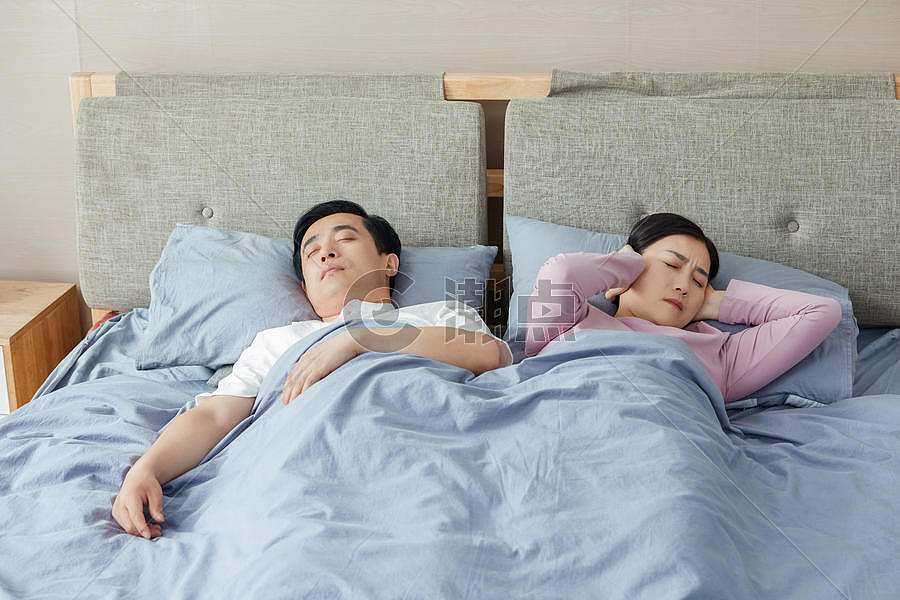 中年夫妇睡觉打鼾图片素材免费下载