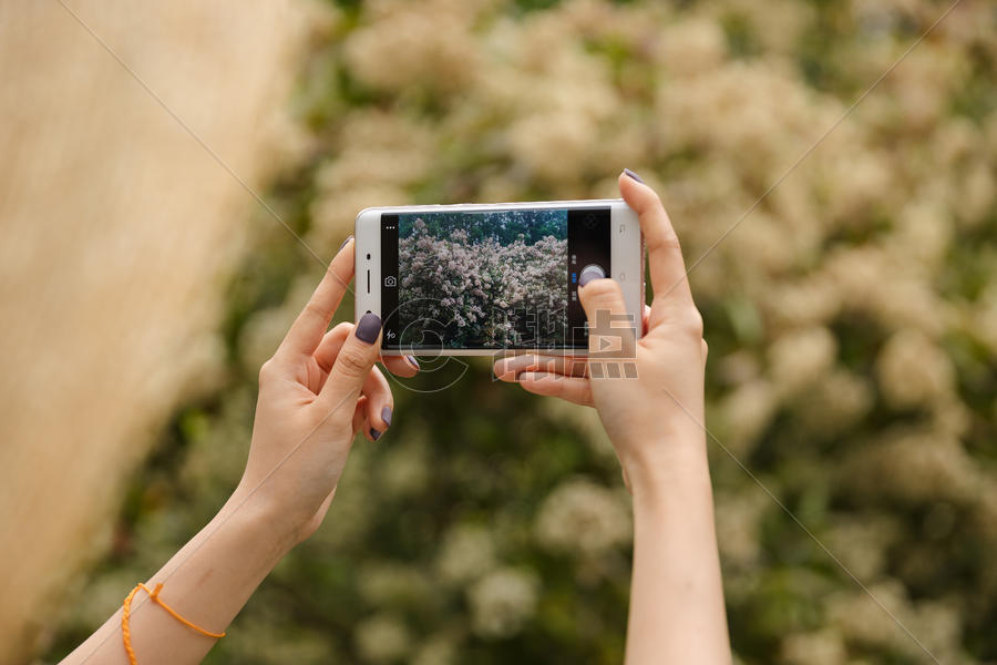 女性郊游拍照手机特写图片素材免费下载
