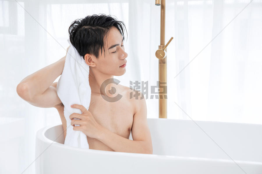 年轻男性泡澡图片素材免费下载