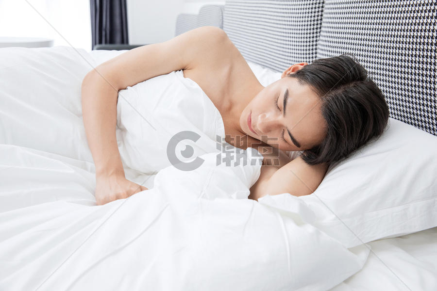 男青年卧室床上睡觉图片素材免费下载