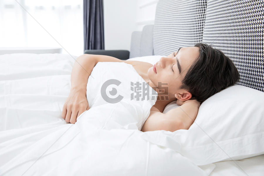 男青年卧室床上睡觉图片素材免费下载