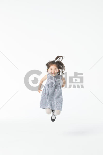 外国小女孩跳跃图片素材免费下载