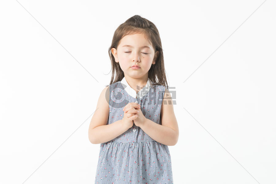 外国小女孩祈祷图片素材免费下载