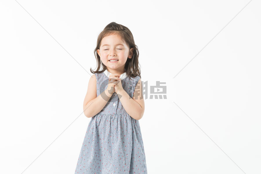 外国小女孩祈祷图片素材免费下载