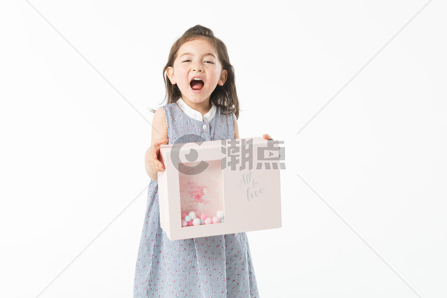 外国小女孩手拿礼盒图片素材免费下载