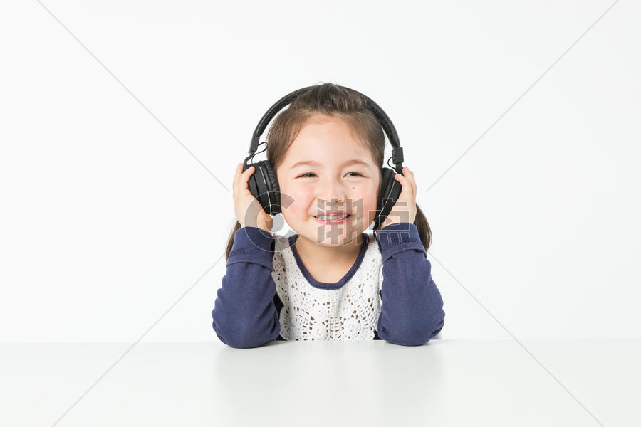 外国儿童听音乐图片素材免费下载