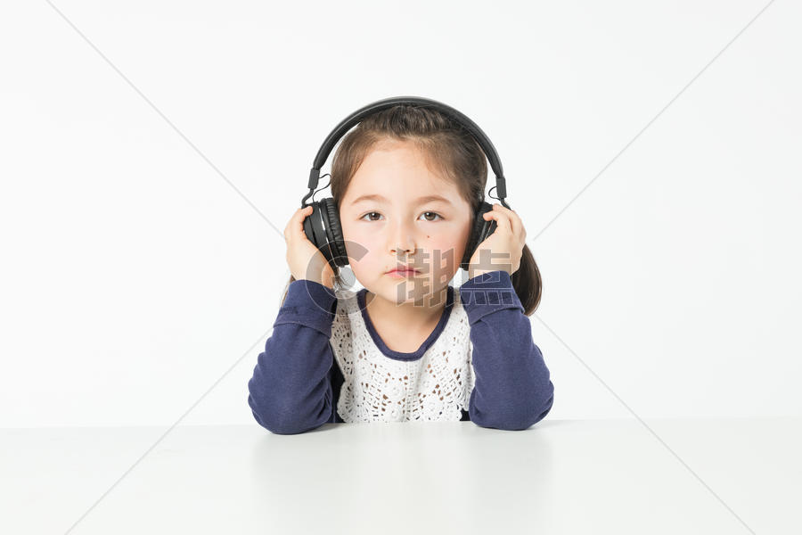 外国儿童听音乐图片素材免费下载