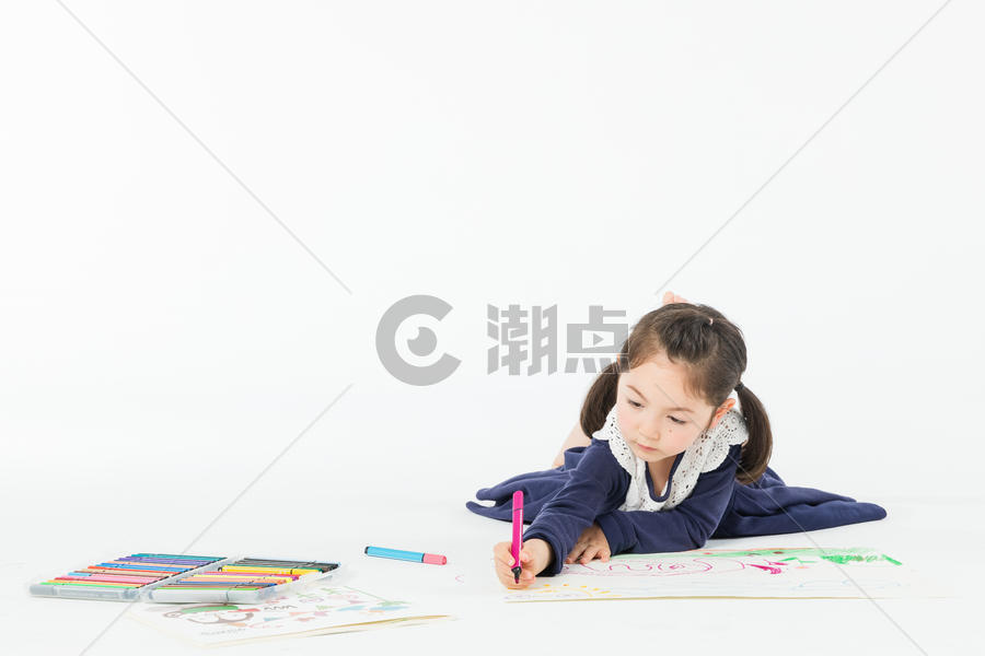 外国儿童画画图片素材免费下载