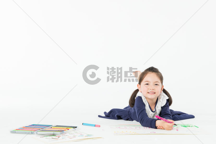 外国儿童画画图片素材免费下载