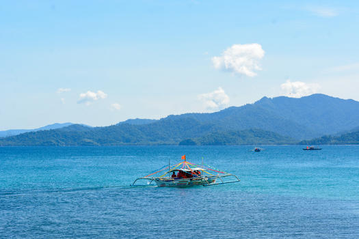 菲律宾海上的螃蟹船图片素材免费下载