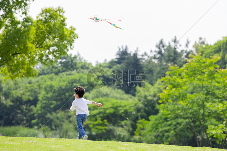 儿童放风筝图片素材免费下载