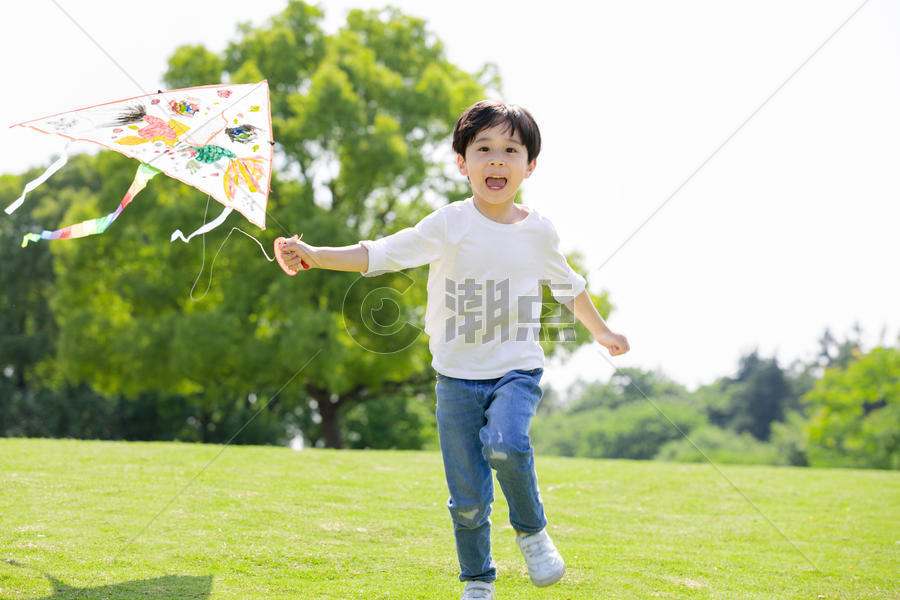 儿童放风筝图片素材免费下载