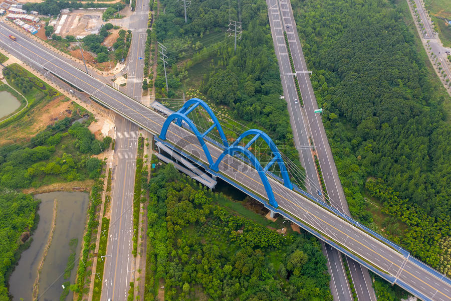 横跨高速公路的蓝色桥梁图片素材免费下载