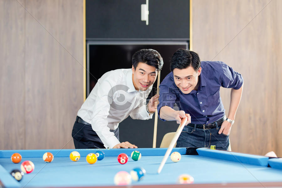 两个男士打台球图片素材免费下载