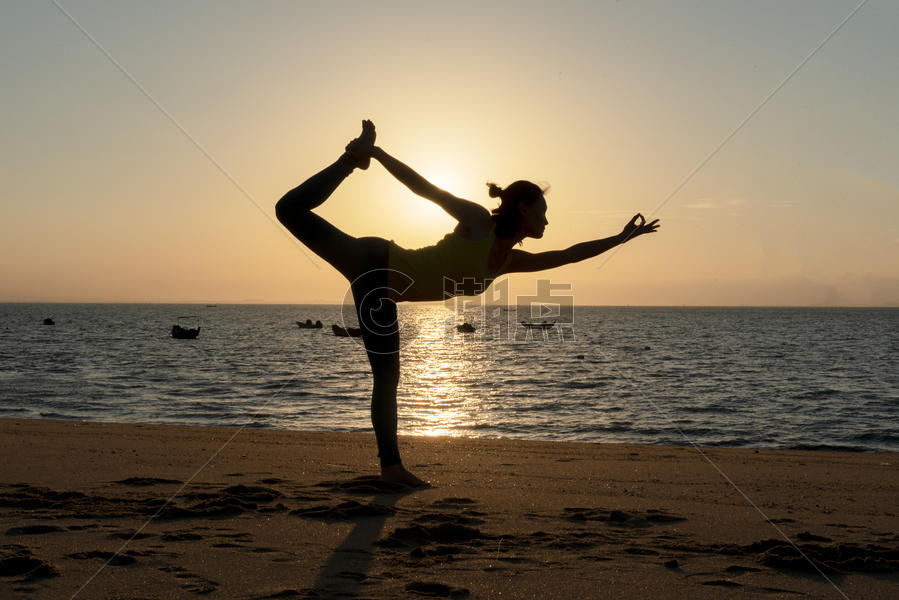日出海边瑜伽剪影图片素材免费下载