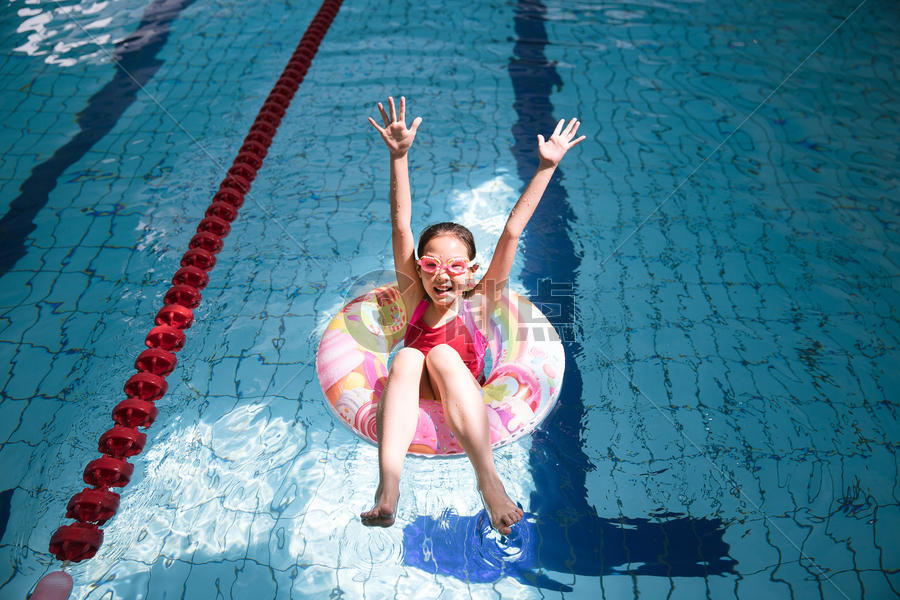 夏日儿童欢乐游泳图片素材免费下载