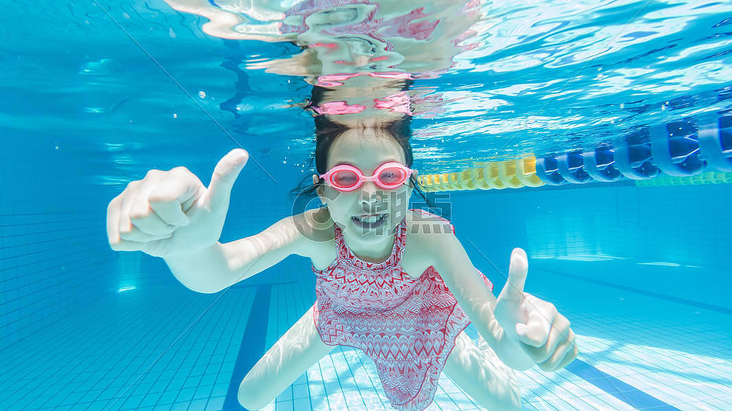 儿童水下游泳图片素材免费下载