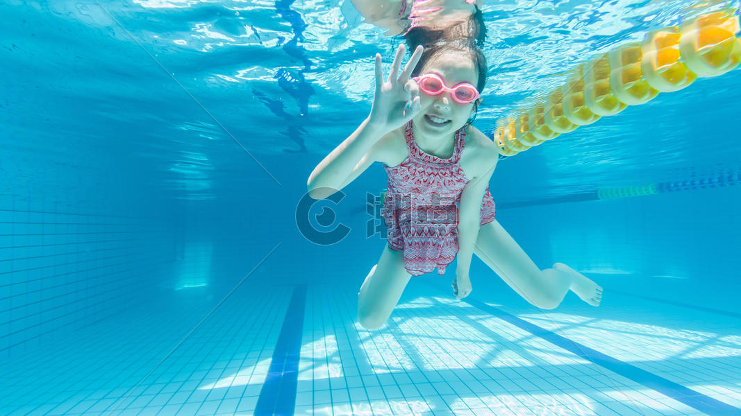 儿童水下游泳图片素材免费下载