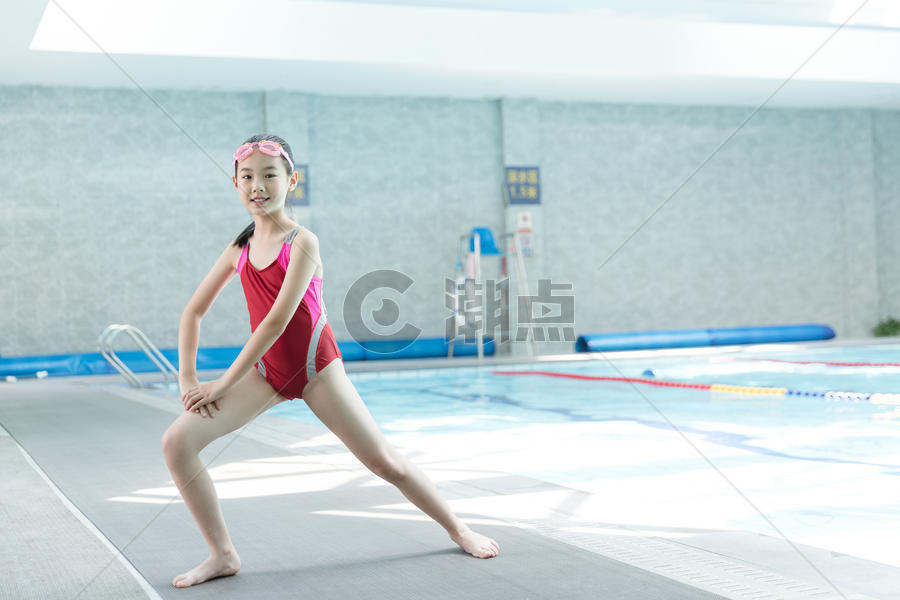儿童游泳热身图片素材免费下载