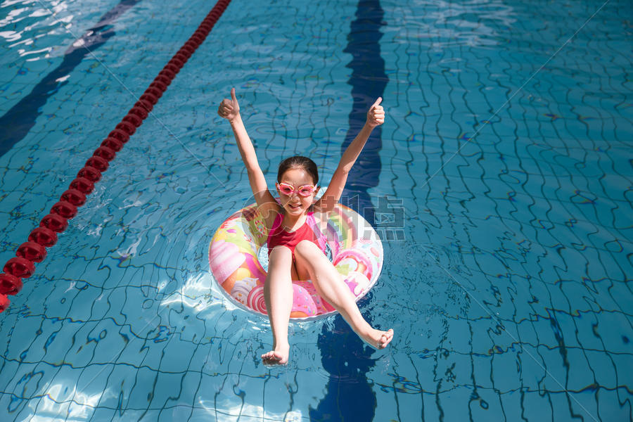 夏日儿童欢乐游泳图片素材免费下载