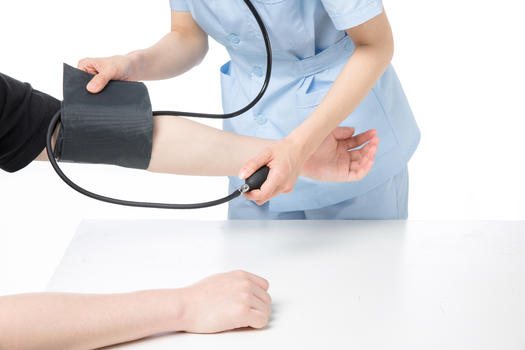 护士量血压图片素材免费下载
