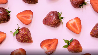 唯美草莓水果摆拍背景高清视频视频的预览图