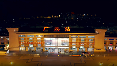 航拍城市夜景火车站实拍素材视频的预览图