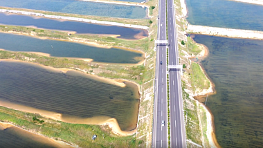 航拍海边公路穿海而过唯美视频的预览图