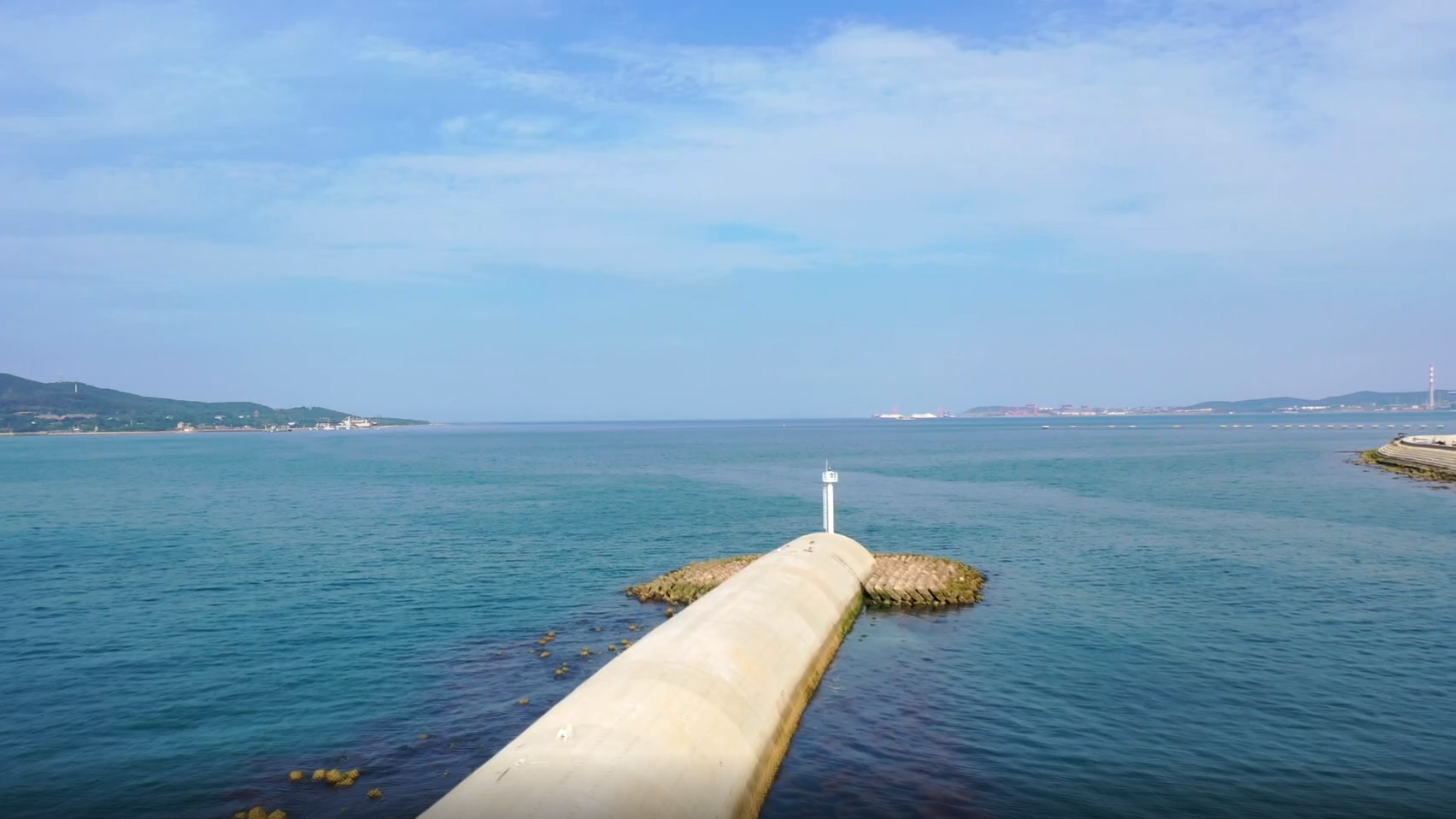 海上防波堤大坝海港码头航拍视频的预览图
