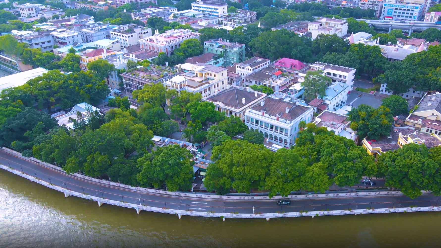 4K广州沙面公园的法式建筑群外观航拍视频的预览图