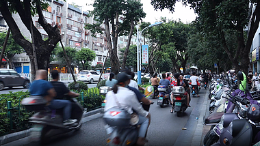 4k多机位街道骑电动车的人视频的预览图