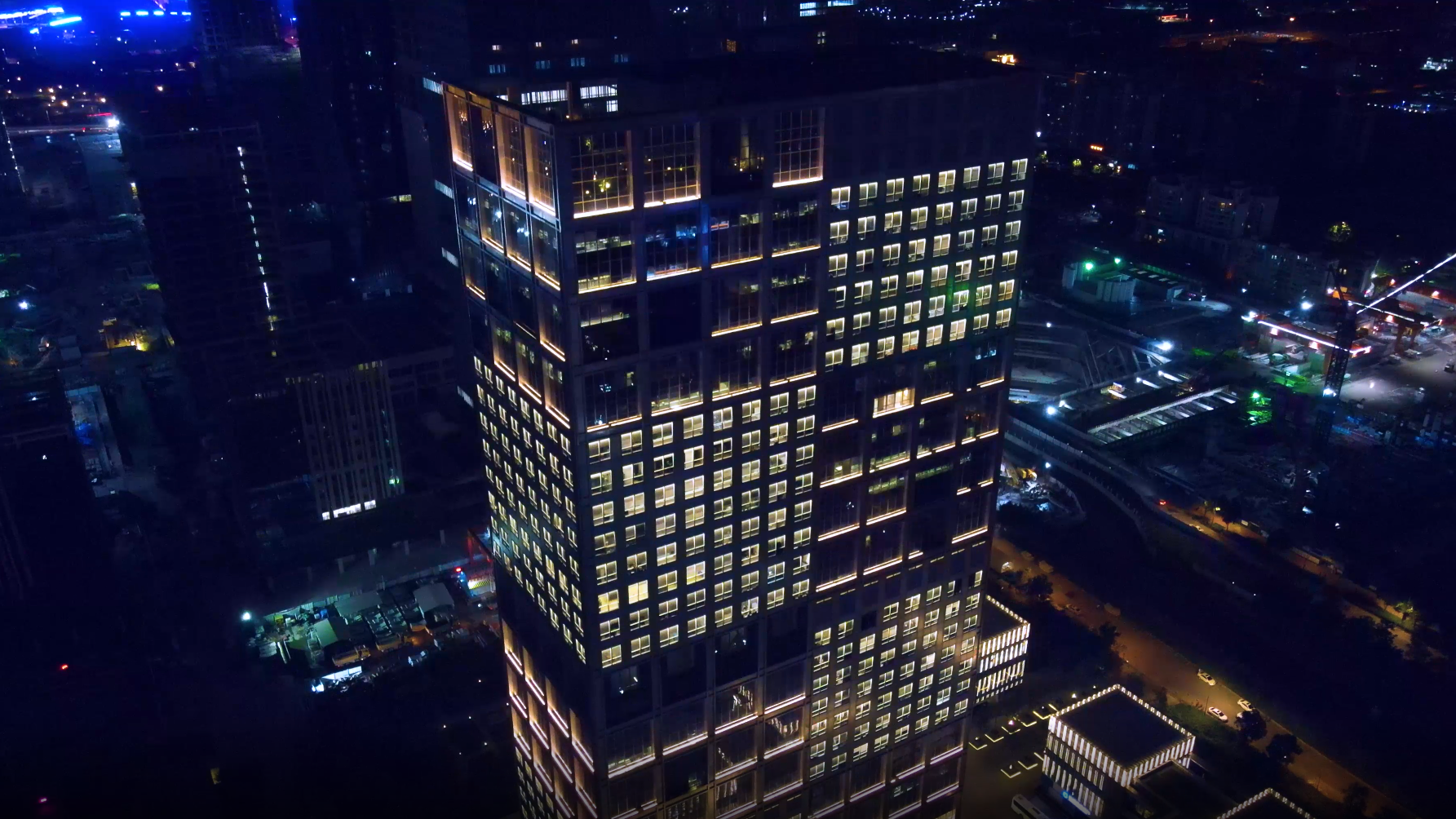 4K航拍广州城市夜晚写字楼建筑灯光视频的预览图