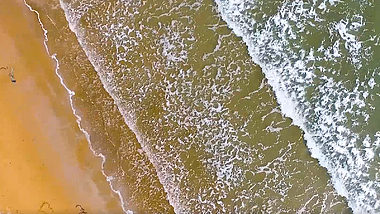 1080P航拍青岛海边海浪摩天轮视频的预览图