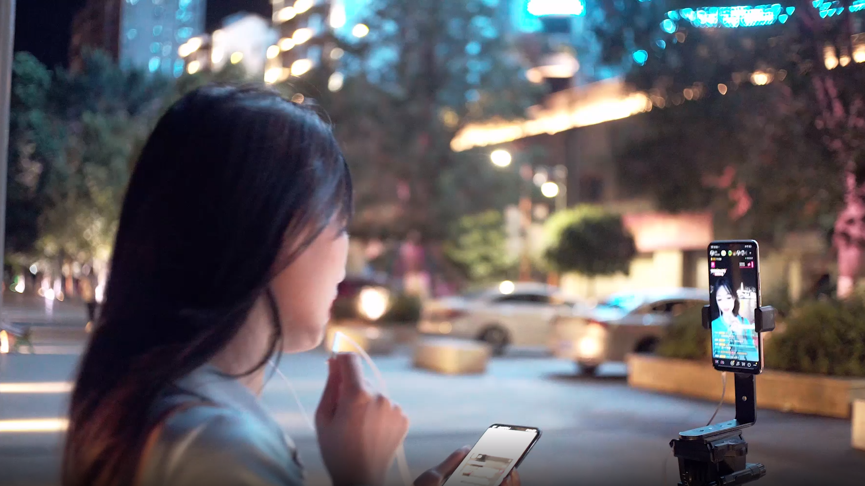 4K实拍夜景美女户外对着手机直播视频素材视频的预览图