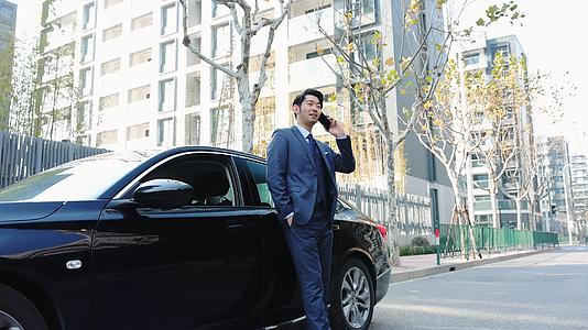 男人倚靠汽车讲电话视频的预览图