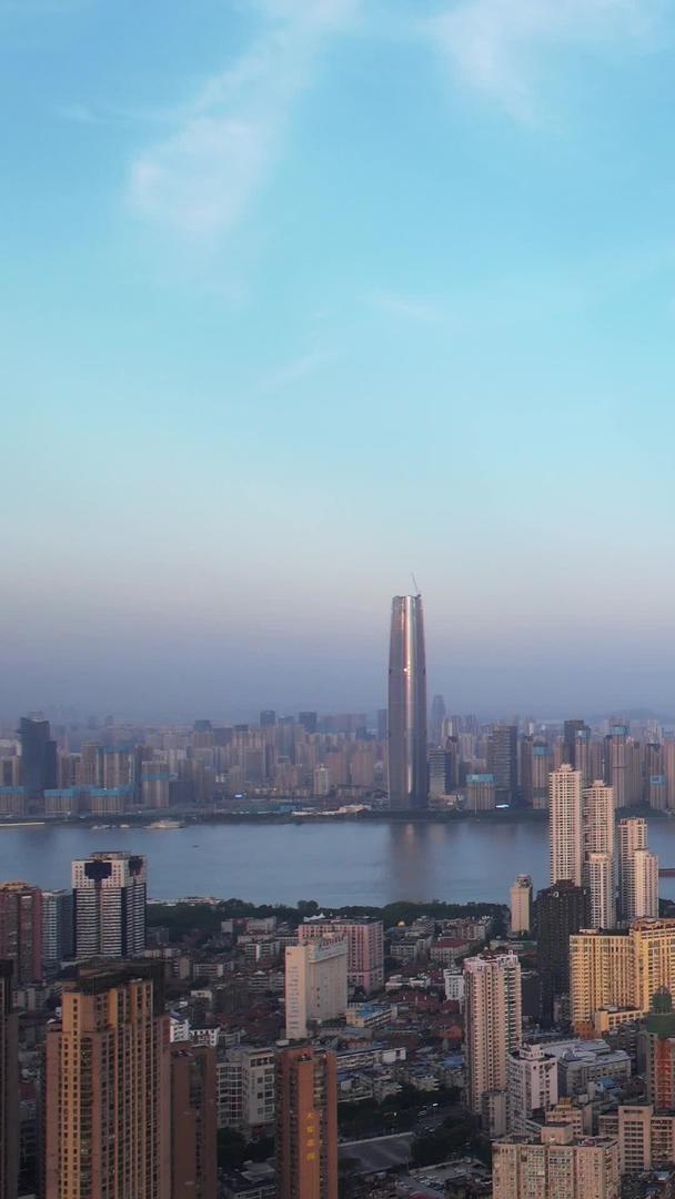 航拍城市江景天际线地标建筑街景素材视频的预览图