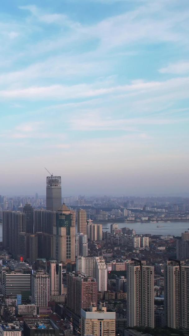 航拍城市江景天际线地标建筑街景素材视频的预览图