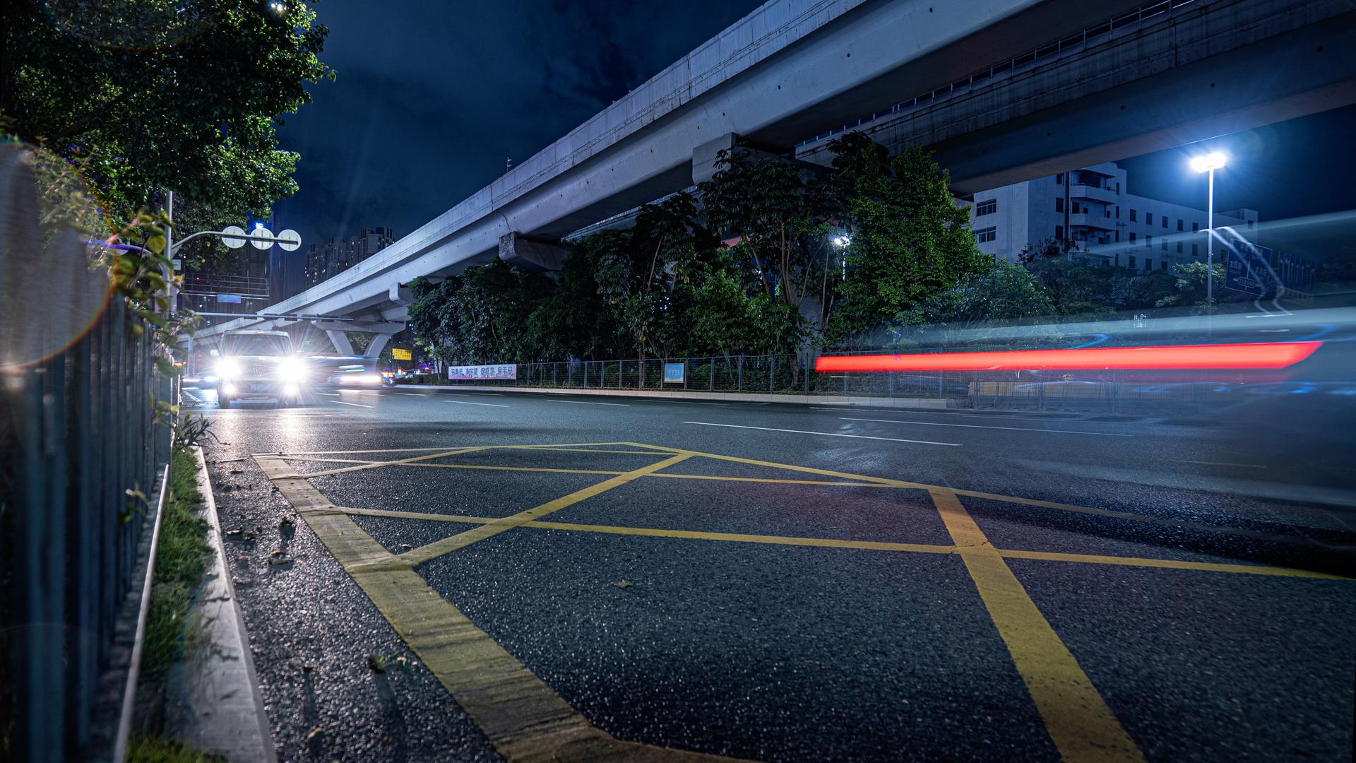 城市夜晚马路车流延时合集视频的预览图