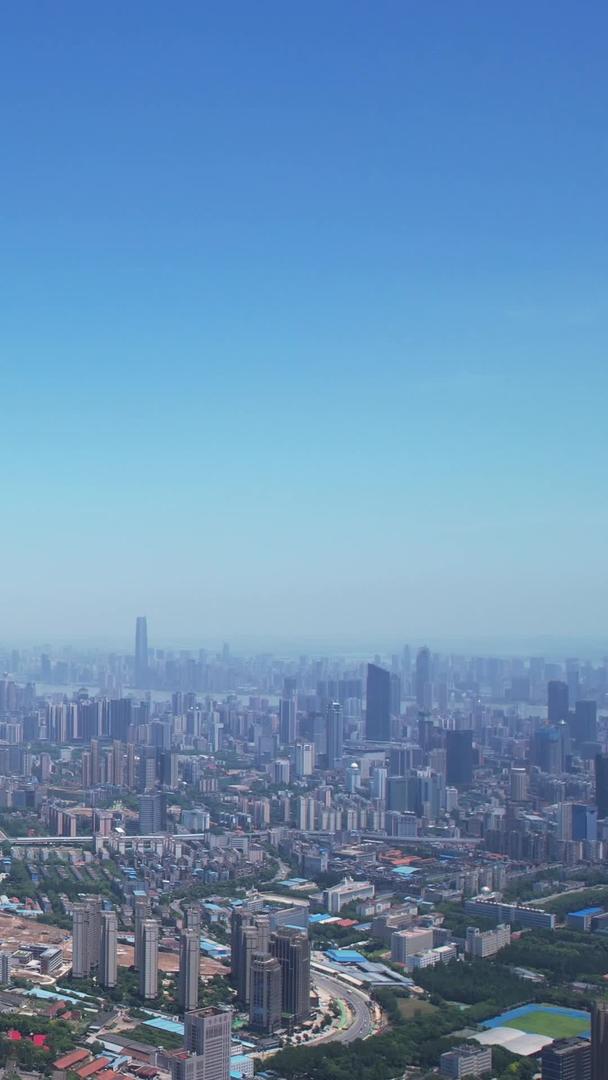 航拍城市天际线地标建筑金融中心高楼材料视频的预览图