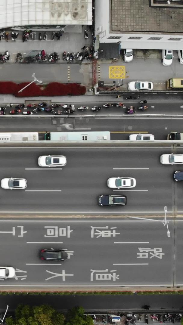 航拍城市高架交通流量视频的预览图