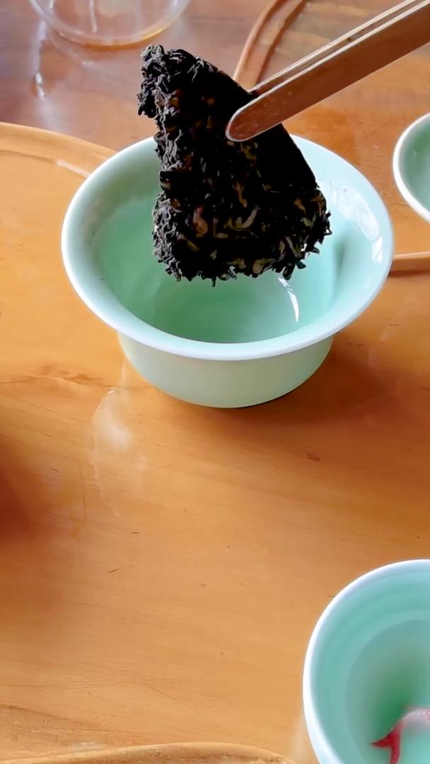 冲泡云南普洱茶的视频素材视频的预览图